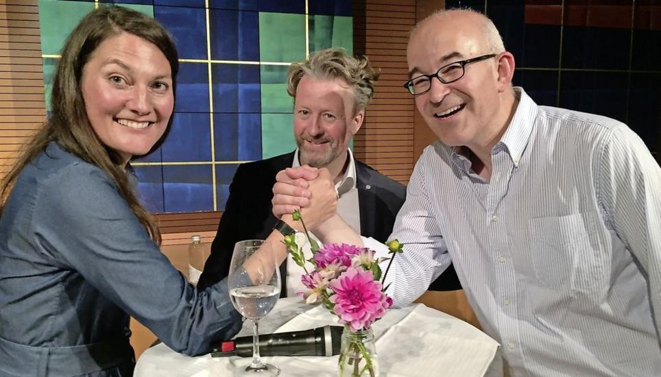 Faires Ringen um Sympathien: Die beiden Zürcher Nationalräte Tiana Angelina Moser (GLP) und Gregor Rutz (SVP, rechts). In der Mitte: Fragensteller Marc Jäggi, Moderationsleiter bei Radio 1. Bild: Ursula Fehr