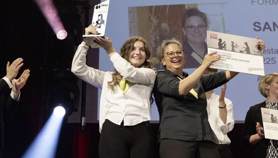 Zusammen mit Lehrtochter Jeanne Baumgartner nahm Sandra Tappolet (r.) die Auszeichnung als beste Berufsbildnerin im Bereich Gastronomieservice entgegen. Bild: zVg