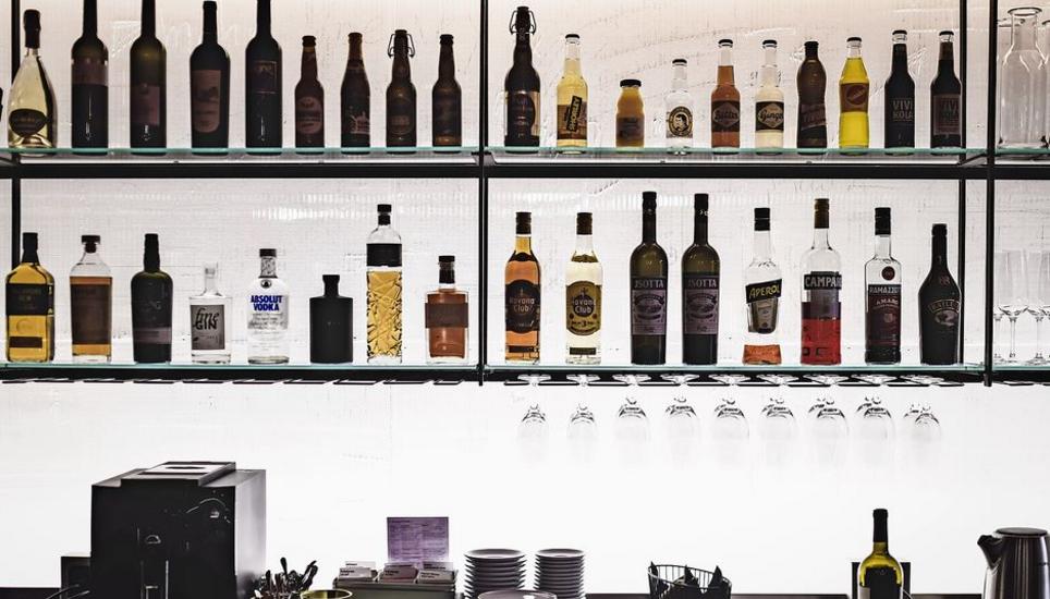 Bars sollen auch unter der Woche länger ausschenken dürfen, findet Marco Planas. Bild: Melanie Duchene