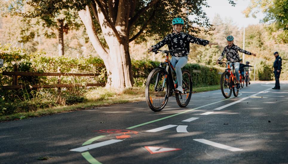 Zu den Sicherheitsinstruktion gehören das Überqueren von Fussgängerüberwegen, das Beachten von Ampeln, das richtige Verhalten beim Radfahren in der Nähe von Lastwagen und vieles mehr. Symbolbild: Roberta Fele