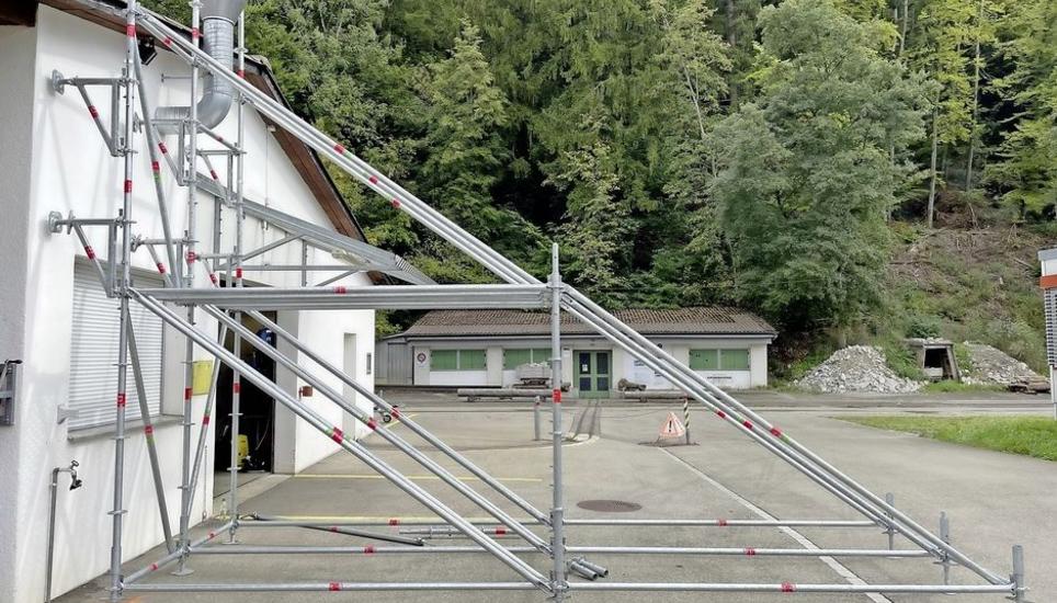 Wenn der Notfall da ist, sind analoge Hilfsmittel wichtig: Der Kanton hat mehrere Einsatzgerüstsysteme (EGS) angeschafft, welche bei der Sicherung von Gebäuden zum Einsatz kommen. Bild: zVg