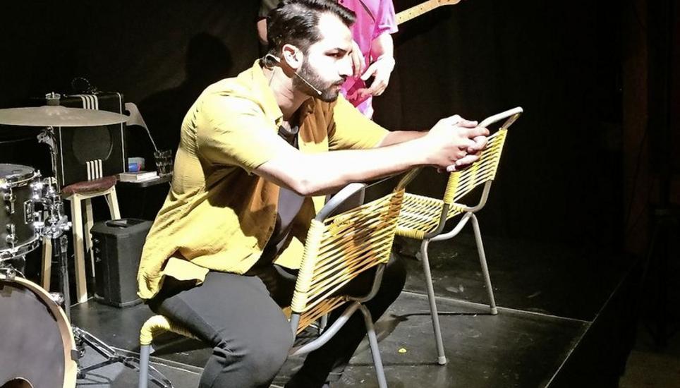 Sanjiv Channa (l.) und Dominik Muheim schauen von ihren Balkonen auf der Hirschenbühne in eine bunte weite Welt. Bild: Ursula Fehr