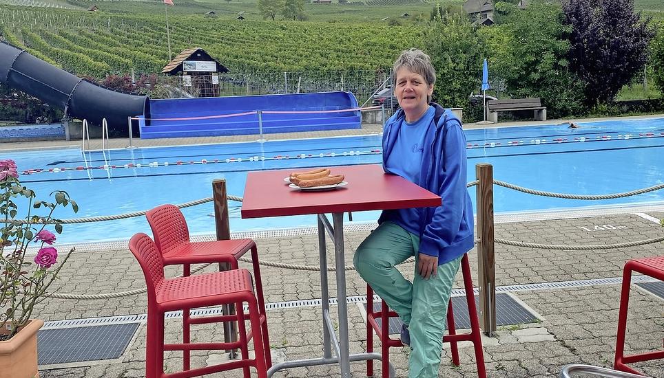 Karin Walther und zwei Welten: Sommer im Hintergrund, Herbst auf dem Tisch. Bild: Susanne Loacker