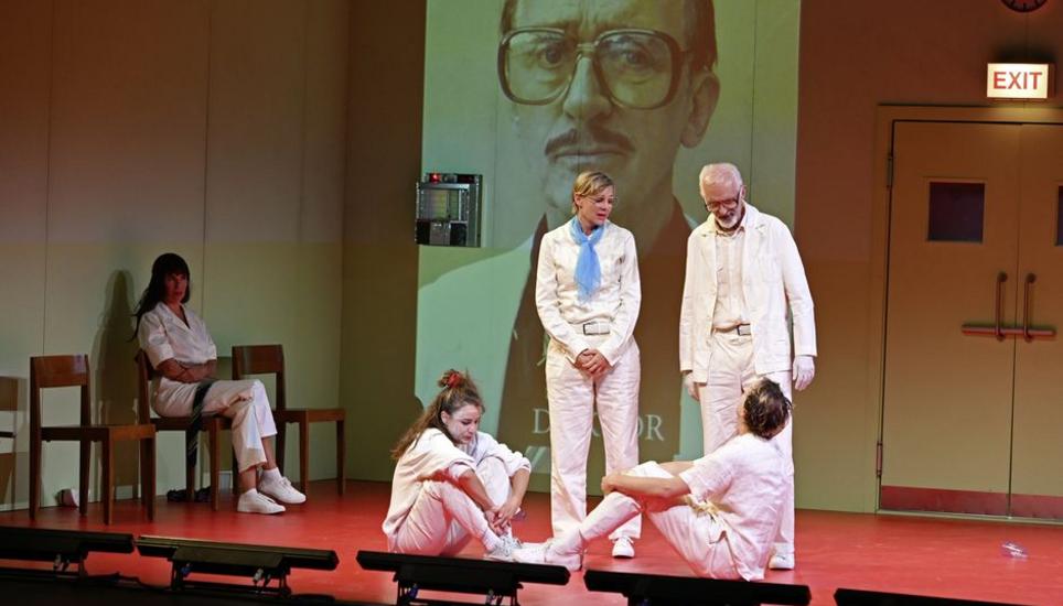 Alle Schauspieler spielen in Weiss und wechseln immer wieder auch in die Zuschauerrolle. Bild: Selwyn Hoffmann