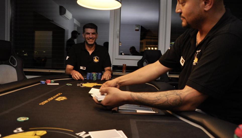 Marcel Messora (l.) bezeichnet das Pokerspielen als «Gentleman-Sport». Bild: Mark Gasser
