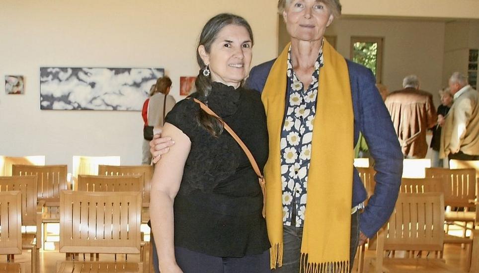 Künstlerin Daniela Benz (l.) und Laudatorin Silvia Tavernini nach der Ausstellungseröffnung im Bürgerhaus. Bild: Wolfgang Schreiber