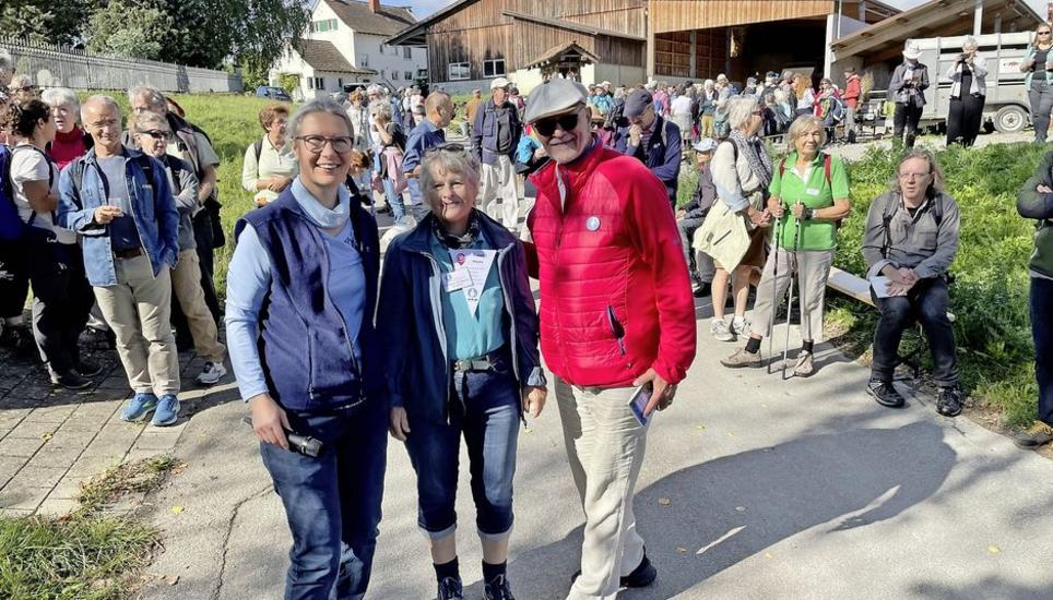 Doris Brodbeck, Renate Buchenauer und Pierre-André Glauser begrüssten in Barzheim die Pilgerschar. Bild: Gudrun Trautmann