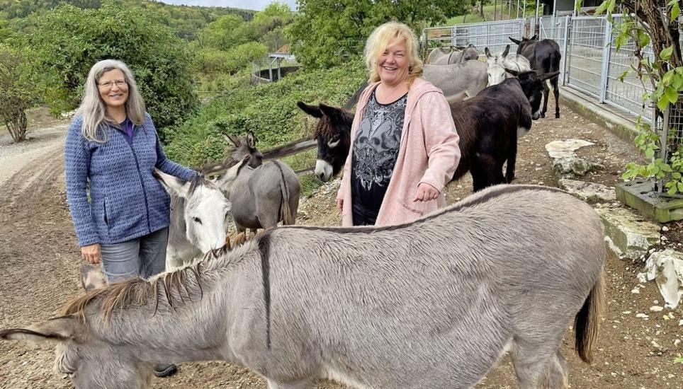 Silvia Andermatt (links) und Tina Zielinski kennen jedes Tier im Eselheim Merlin mit Namen. Bild: Gudrun Trautmann