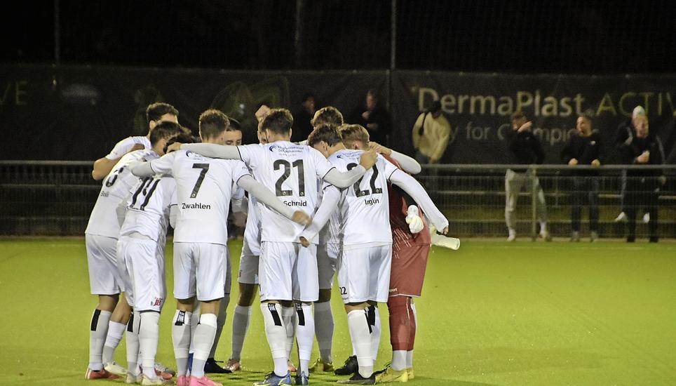 Die SVS-Spieler beim Einstimmungsritual vor der Partie. Es nützte etwas gegen den Gast Dardania aus St. Gallen. Die Gastgeber siegten 5:2. Bild: Pascal Oesch