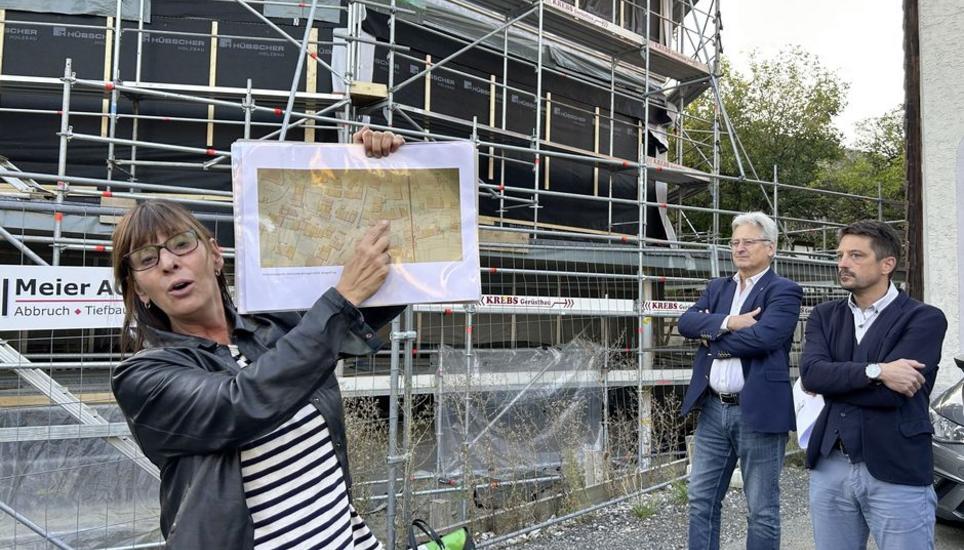 Flurina Pescatore, Hansruedi Schuler und Lukas Berger (von links) bei der Begehung im neuen Ortsmuseum Beringen. Bild: Beatrix Bächtold