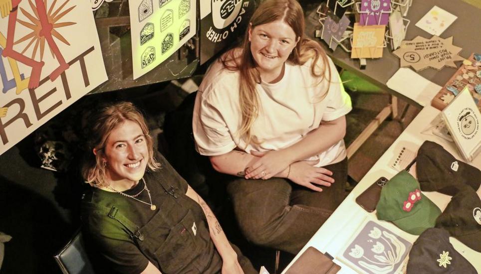 Olivia Kurz (l.) ist mit ihrem Label «STILLWAVY» zum zweiten Mal am Event. Mit Freundin Talinolou hat sie unter anderem Stempel kreiert, mit denen Besucher und Besucherinnen eigene Karten verzieren können. Bilder: Liv Ira Weltzien