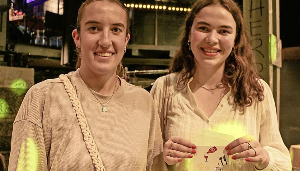 Sophie Broder (l.) und Julia Künzler sind unter den zahlreichen Kreationen schnell fündig geworden.