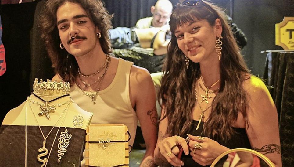 «Der Austausch mit allen ist sehr schön», sagt Medea Laim, die ihren Schmuck neben Alessio Fehrlins Bildern verkauft.