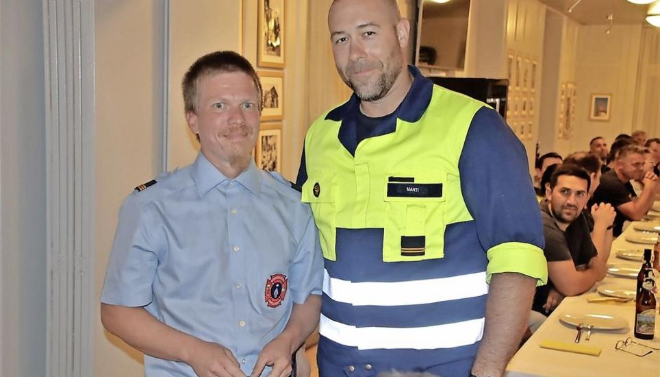 Kommandant Johannes Schlatter (links) beförderte Hanspeter Marti zum Oberleutnant. Bild : Roland Müller
