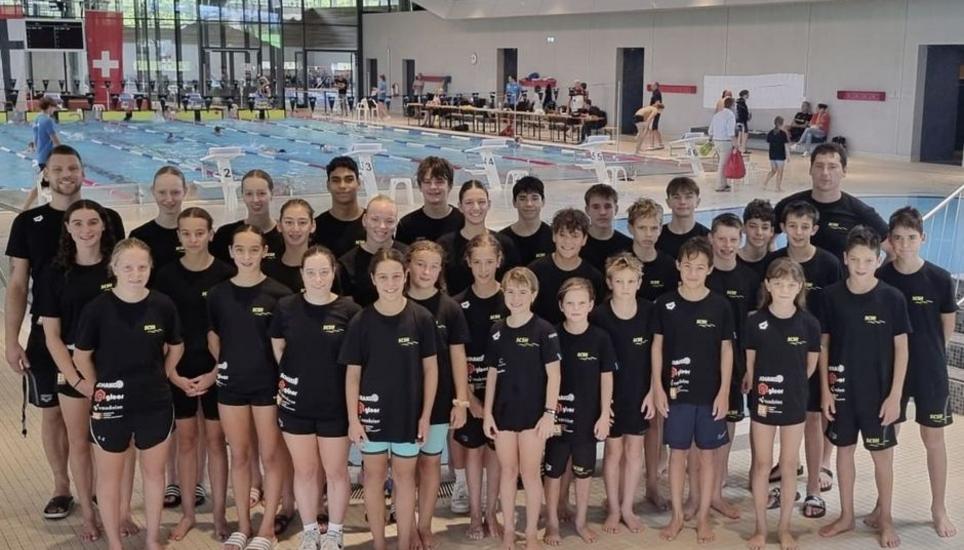 Starke Leistungen: Das erfolgreiche SCS-Team mit Cheftrainer Sebastian Sieburger und Elite-Coach Balint Sirko. Bild: zVg/SCS