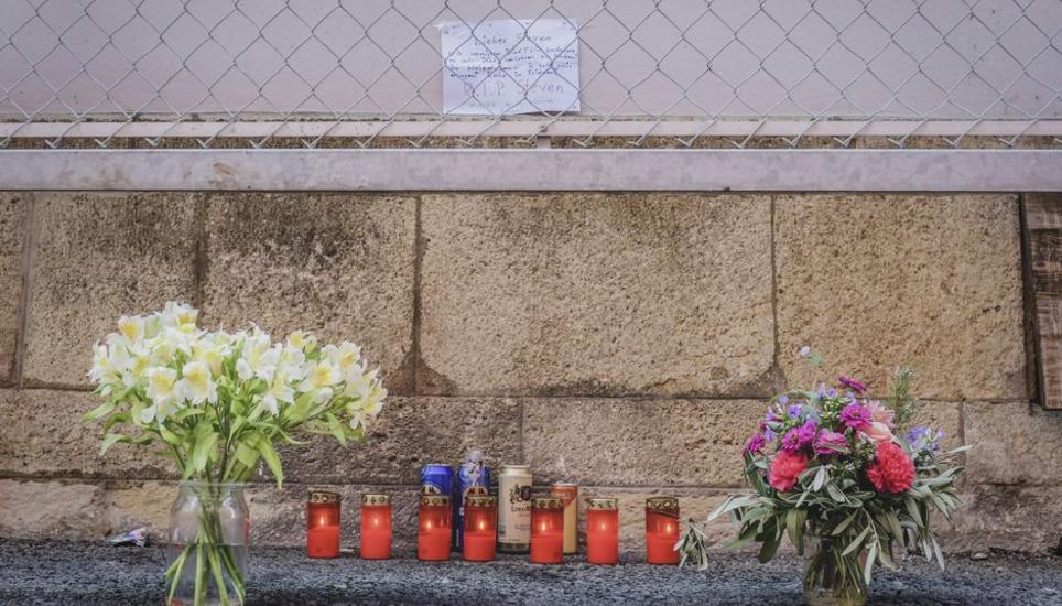 Angehörige und Freunde des Verstorbenen haben Kerzen und Blumen am Tatort platziert. Bild: Melanie Duchene