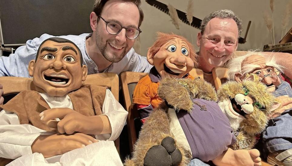 Yves Keller (links) alias «de Chäller» nahm «Rolf», Rolf Peyer, kurzerhand in die etwas verrückte «Chäller Family» auf. Bild: Beatrix Bächtold