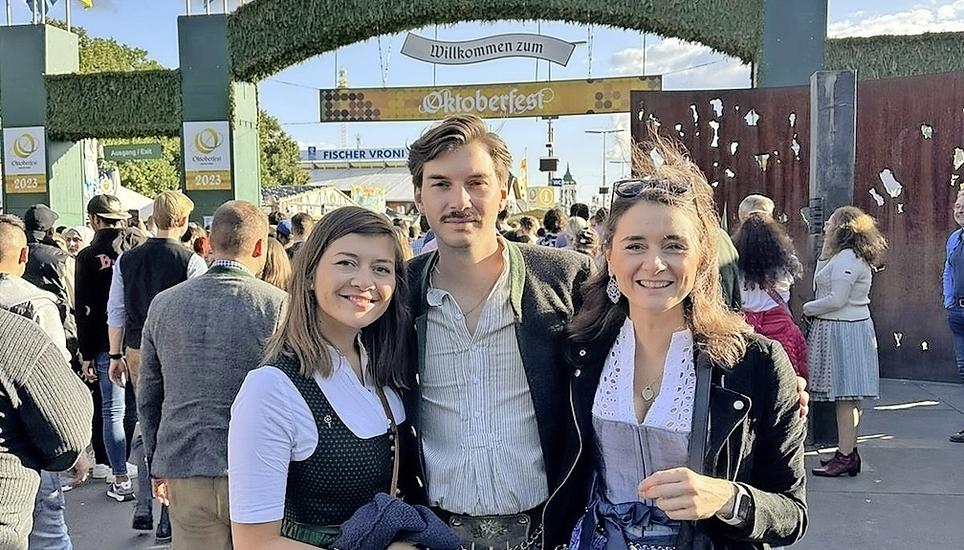 Veronika Schreiber, rechts im Bild, mit Bruder und Schwester auf der Wiesn. Bild: zvg