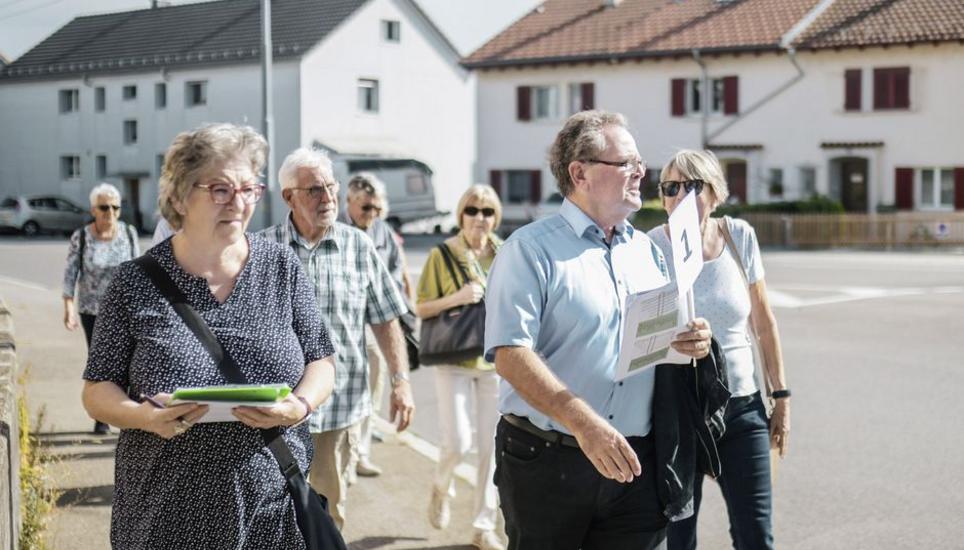 Erstmals fanden in der Gemeinde Neuhausen Quartierbegehungen mit interessierten Seniorinnen und Senioren statt. Bild: Melanie Duchene