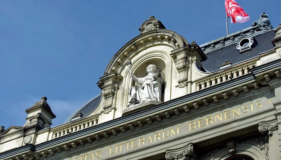 Zwei Tweets kosten ihn wohl seinen Job: Ein Dozent der Universität Bern wurde am Mittwoch freigestellt. Bild: Peter Schneider/Keystone