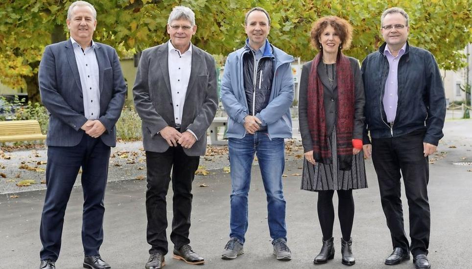 Die 300 Prozent der Exekutive sind ungleich aufgeteilt: Gemeindepräsident Felix Tenger (FDP, 3.v. l.), hat ein Vollamt, Andreas Neuenschwander (SVP, l.), Ruedi Meier (SP, 2.v. l.), Franziska Brenn (SP) und Christian Di Ronco (Mitte) Halbämter. Bild: Michael Kessler