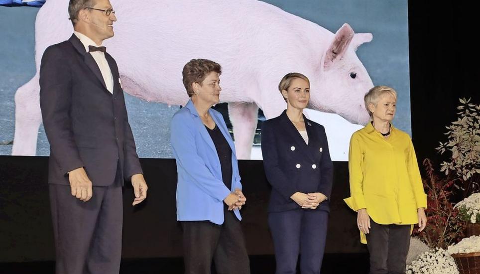 Showmaster Theo Hitzig (Peter Winkler-Payot) mit den drei Zürcher Regierungsrätinnen Silvia Steiner, Natalie Rickli und Jacqueline Fehr (v. l.). Bild: Roland Müller