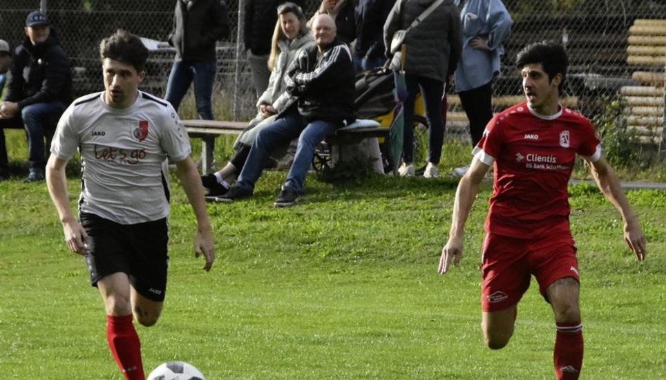 Einen umkämpften Match lieferten sich am Samstag der FC Schleitheim (rot) und der FC Büsingen (weiss). Bild: Pascal Oesch