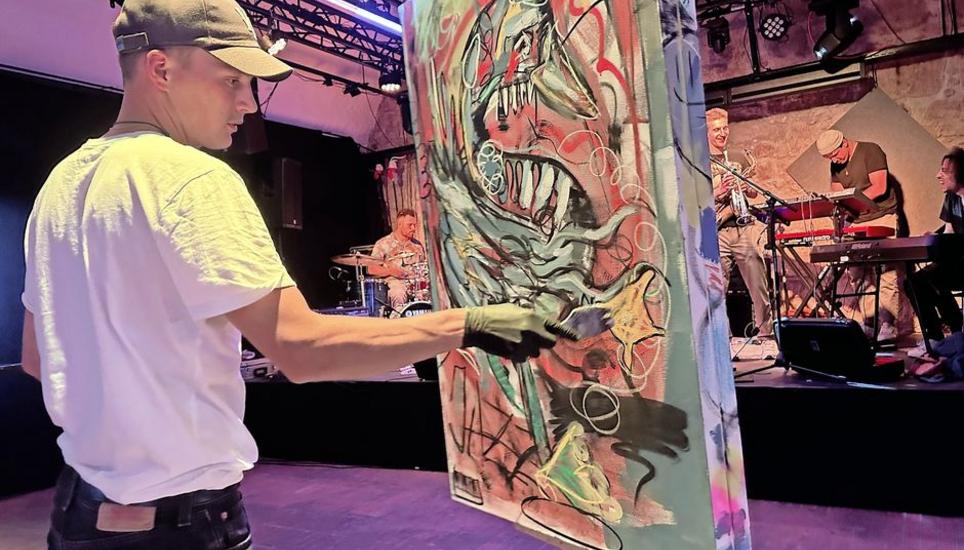 Keanu Rether bannt Musik, Kunst und den Augenblick auf die Leinwand. Bild: Beatrix Bächtold