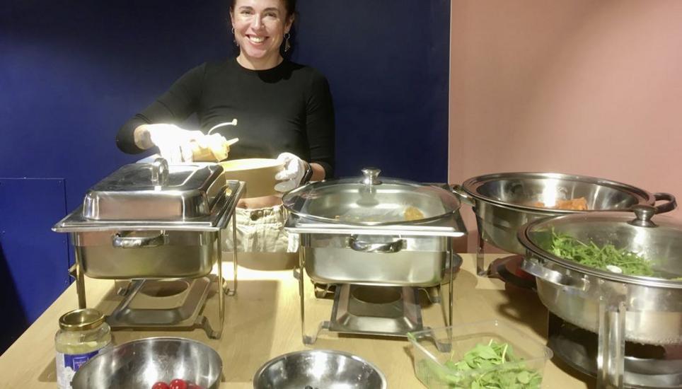 Andrea an der Arbeit in ihrem «Foodlabor» in der Vorstadt. Bild: Ulrich Schweizer