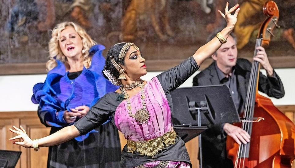 Tänzerin Shany Mathew erzählte mit Bewegungen Geschichten. Bild: Janette Vogel