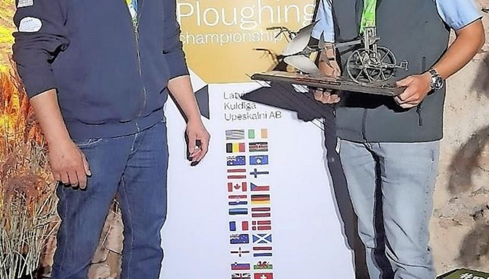 Marco Angst (rechts) mit seinen Pflüger-WM-Auszeichnungen. Bild: zvg