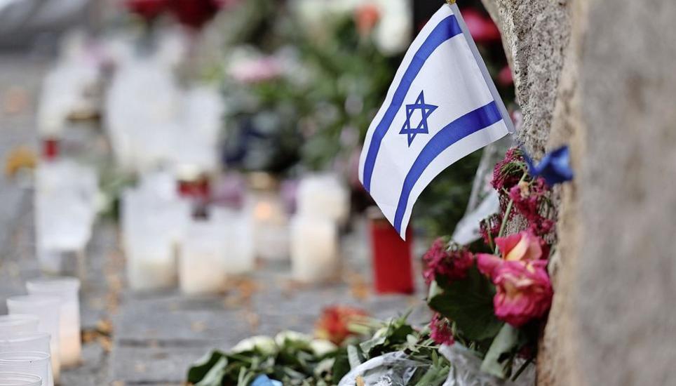 «Wir alle leben in permanenter Anspannung», sagt Erich Bloch. Im Bild: Zeichen der Anteilnahme vor einer Synagoge in München nach dem Terrorangriff vom vorletzten Samstag. BILD KEY