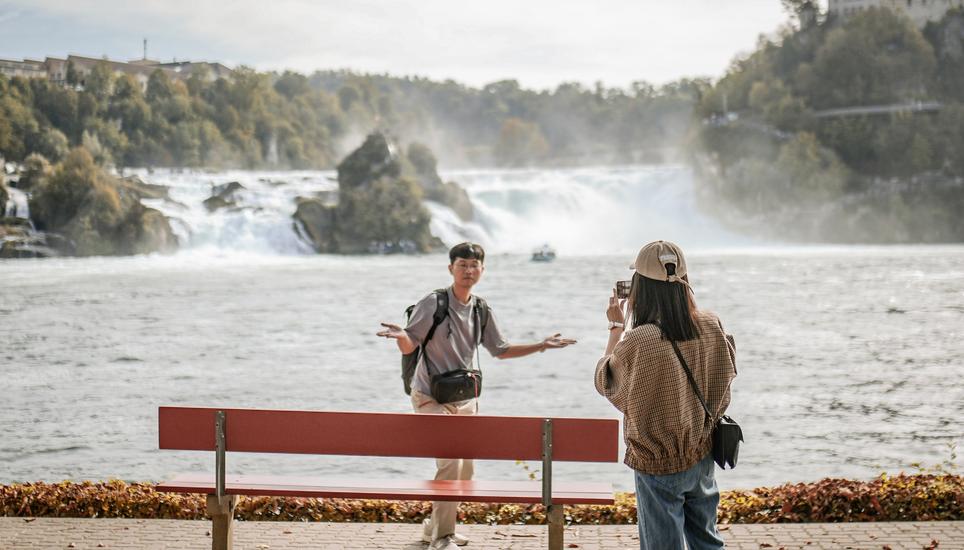 Dieses Jahr dürften mehr Leute den Rheinfall besucht haben als vor der Pandemie. Bild: Melanie Duchene