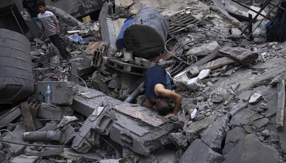 Palästinenser durchsuchen das Geröll eines Hauses im Gaza-Streifen, das durch die Bombardierung Israels zerstört wurde. Bild: Keystone