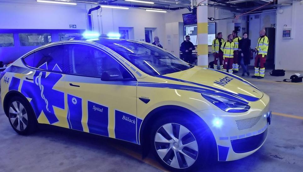 Am Mittwoch wurde beim Rettungsdienst im Spital Bülach der neue Tesla Y als Notarztfahrzeug übergeben und in Betrieb genommen. Bild: Thomas Güntert