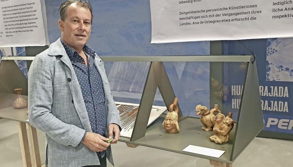 Werner Rutishauser vor der Vitrine zum Thema (täuschend echter) Fälschungen. Bild: Andreas Schiendorfer