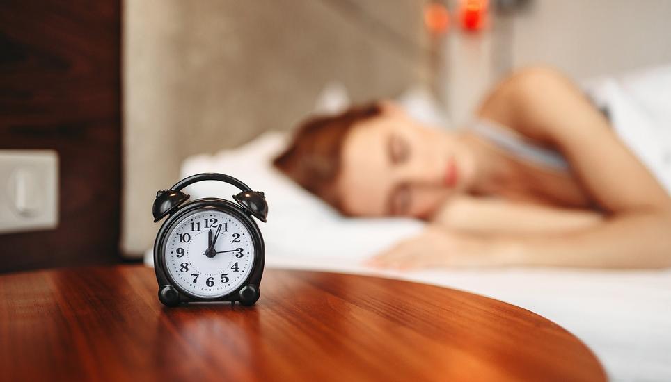Der Griff zur Snooze-Taste ist beliebt – und ist wohl auch völlig okay, wie eine Studie zeigt. Bild: Pixabay
