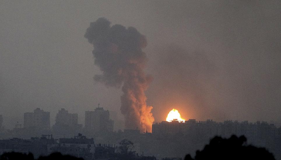 Rauchwolken nach Artillerieeinschlägen steigen am Samstag über Gaza-Stadt auf. Bild: Keystone