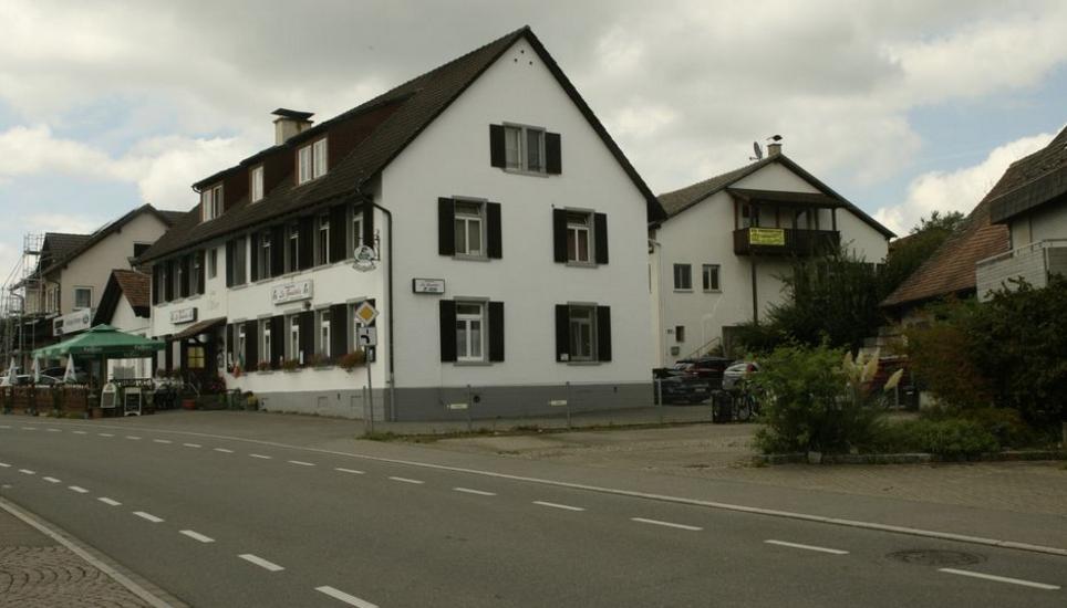 Das Ristorante «La Gondola», der frühere «Adler», im Büsinger Ortskern. BILD WOLFGANG SCHREIBER