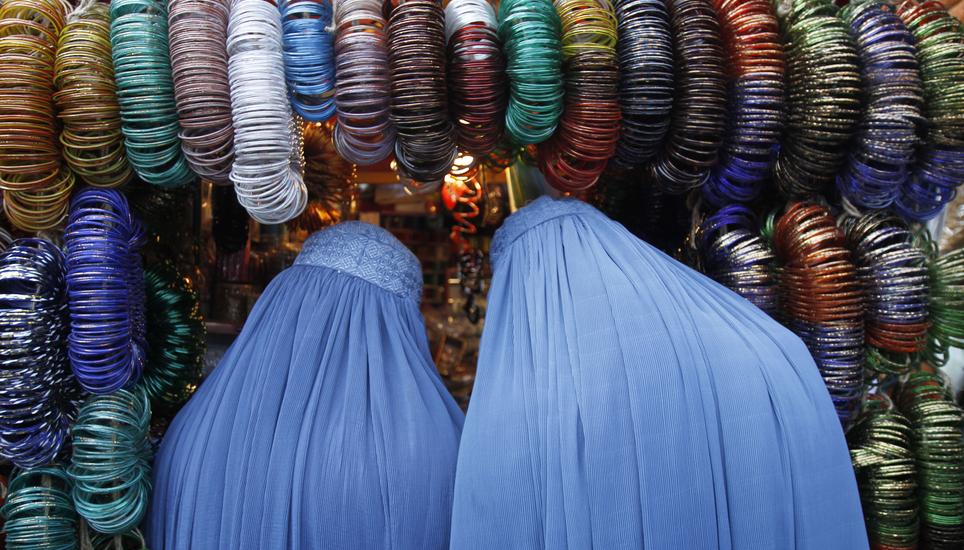Systematisch diskriminiert: Afghanische Frauen versteckt unter einer Burka in der Hauptstadt Kabul. Bild: Key