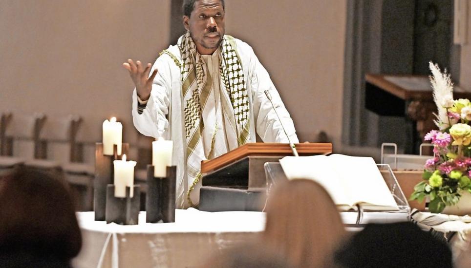 Musa Abu Rabia schildert die Geschichte seiner Familie: «Was würden Sie tun, wenn man Ihr Haus stiehlt?» Bild: Selwyn Hoffmann