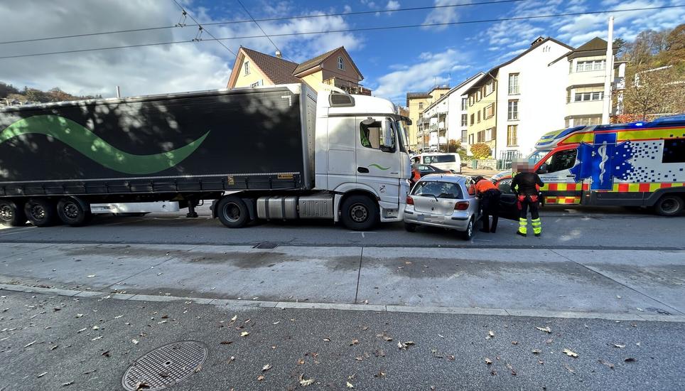 Am Freitag verunfallten in Schaffhausen ein Auto und ein LKW. Bild: zVg/SHPol