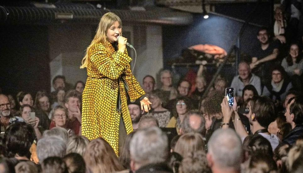 Joya Marleen genoss den intimen Moment inmitten des Publikums. Bild: Jeannette Vogel