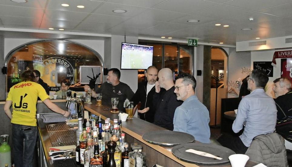 Über allem läuft das Fernsehgerät mit internationalem Fussball und auch dem Livespiel aus Thun. Bilder: Pascal Oesch