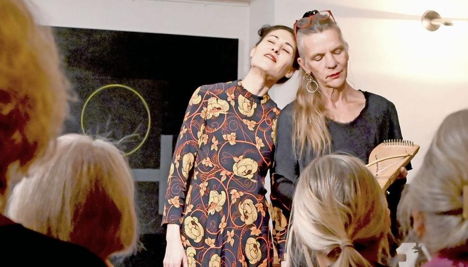 Miriflu Engeler (links) und Corinna Pestalozzi verzauberten ihr Publikum mit Wort und Klang. Bild: Daniela Affolter