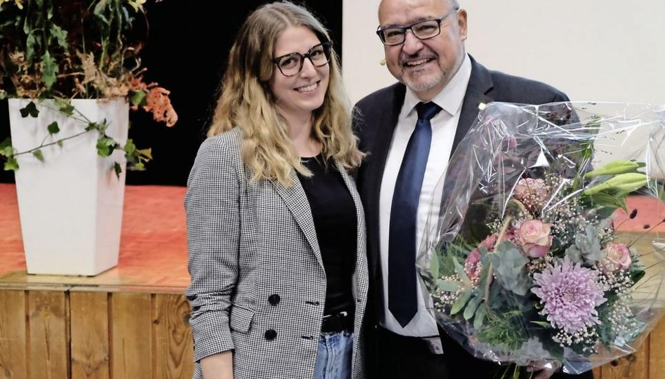 Stadtpräsident Markus Birk bedankt sich bei der scheidenden Leiterin der Finanzverwaltung, Nadine Meyer. Bild: Thomas Meyer