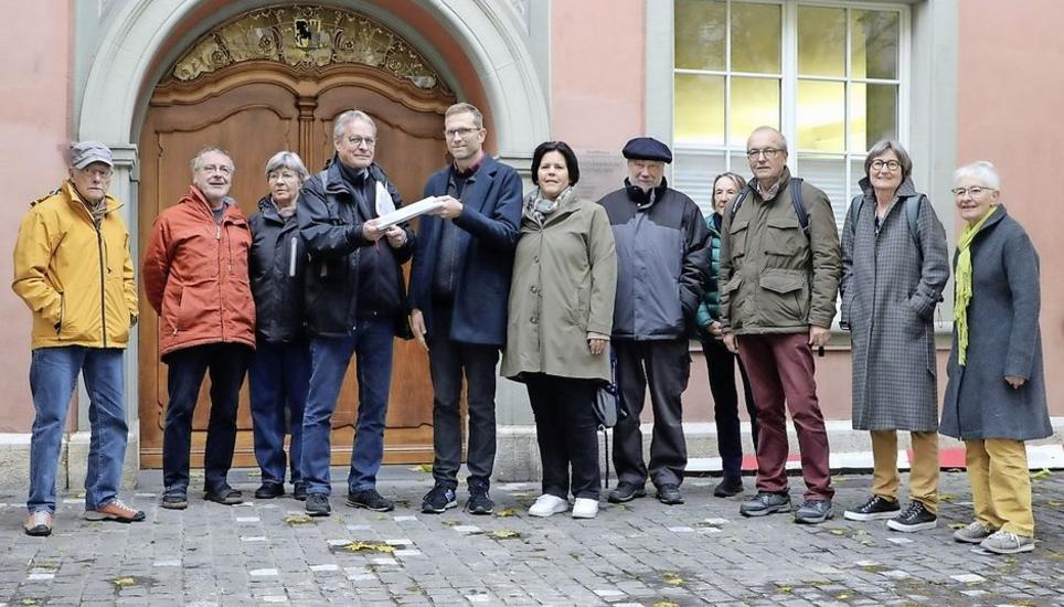 Die Initianten der Volksmotion übergeben ihr Anliegen einem Vertreter der Stadt Schaffhausen. Bild: Jonas Schlagenhauf