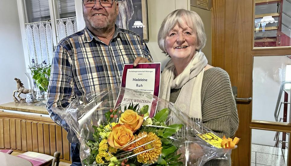 Christophe Külling gratuliert der Winzerin Madeleine Ruh-Hedinger zu ihrer Leistung. Bild: Beatrix Bächtold