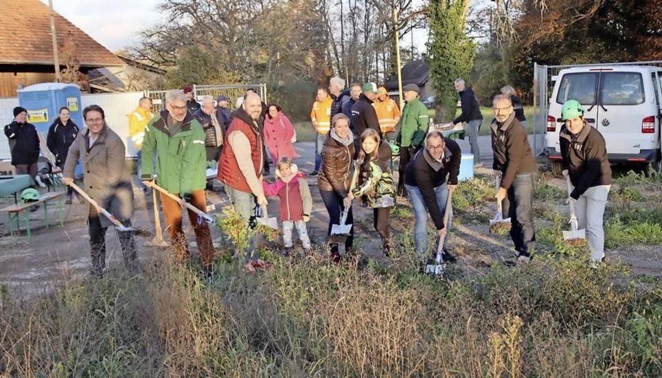 Die kleine Runde beim Spatenstich im Altemer «Schalchenriet». Bild: Roland Müller