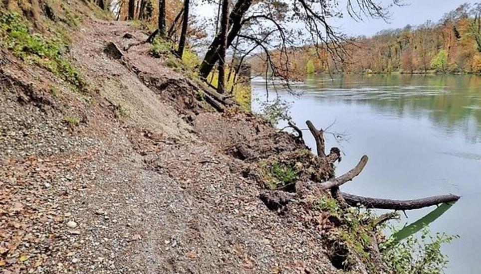 Am Rheinuferweg kam es zu einem Hangrutsch. Bild: zvg